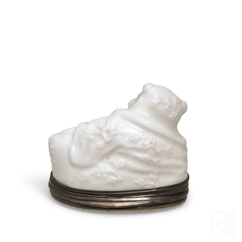 A Saint-Cloud silver-mounted white snuff box and cover in the shape of a Chinese immortal, circa 1740-50 - 图2